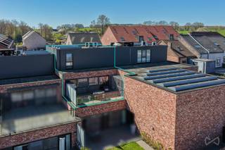 <p>Ontdek dit ruime duplex-appartement met drie volwaardige slaapkamers, gelegen op een uitstekende ligging in de dorpskern van Bierbeek. Winkels, horeca, openbaar vervoer en dagelijkse voorzieningen bevinden zich op korte wandelafstand, wat zorgt voor een bijzonder aangename woonomgeving.<br /><br />Dit instapklare appartement bevindt zich in een moderne residentie uit 2017 en biedt een combinatie van hedendaags comfort, kwalitatieve materialen en energiezuinige technieken.<br /><br />De lichtrijke leefruimte geniet dankzij de grote glaspartijen van een open en luchtige sfeer en geeft rechtstreeks uit op een ruim terras waar het heerlijk vertoeven is in een groene omgeving. De open keuken is volledig ingericht en sluit perfect aan op de leefruimte, ideaal voor gezellige momenten met familie en vrienden.<br /><br />Op het duplexniveau bevinden zich drie ruime slaapkamers, een geïntegreerde bureauruimte, een stijlvolle badkamer uitgerust met een ligbad én een inloopdouche, en een afzonderlijk toilet. Extra praktisch zijn de twee bergingen en de lift die ook rechtstreeks toegang biedt tot het slaapgedeelte.<br /><br />Qua energiecomfort scoort deze eigendom bijzonder sterk dankzij de aanwezigheid van zonnepanelen en vloerverwarming in combinatie met een warmtepomp. Een ideale keuze voor wie op zoek is naar duurzaam en comfortabel wonen.<br /><br />Ondergrondse autostaanplaats en privatieve kelderberging verplicht bij aan te kopen voor €30.000.</p>