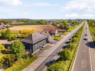 TOPgelegen langs de N60, genietend van alle visibiliteit: leuk instapklaar groot kantoorgebouw/praktijk met grote achterliggende privé-parking. Fantastische commerciële eigendom met enorm veel potentieel. Leuk karaktervol charmant gebouw bestaande uit burelen, vergaderzalen, praktijkruimtes, 2 keukens en sanitair,, onderkelderd, op 2156m2, + extra bijgebouw met potentieel. Tevens ideale horecazaak/groepspraktijk/privé-kliniek/private banker... Bezoek na afspraak met IMMO BEGUIN: info@immobeguin.be