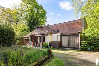 <p><strong><span>Uniek perceel van 1.538 m² met directe toegang tot de heide</span></strong></p>
<p><span>Droom je van rust, natuur en privacy? Dan is dit uitzonderlijke perceel van maar liefst </span><strong><span>1.538 m²</span></strong><span> precies wat je zoekt. Gelegen in een groene en rustige omgeving, biedt dit terrein een </span><strong><span>rechtstreekse ingang tot de heide</span></strong><span>, ideaal voor natuurliefhebbers, wandelaars en wie houdt van een open, ongerepte omgeving.</span></p>
<p><span>Op het perceel bevindt zich een </span><strong><span>klein, charmant oud huisje</span></strong><span>, dat mogelijkheden biedt voor renovatie of een totaal nieuw project (onder voorbehoud van de geldende stedenbouwkundige voorschriften). </span></p>
<p>Het perceel is gelegen in woongebied en in RUP Woonbos.<br /><br /><span>De troeven op een rij:<br /></span> -<strong>Ruim perceel van 1.538 m²<br /></strong>-<strong>Directe toegang tot de heide<br /></strong>-Rustige en groene ligging met veel privacy</p>
<p><span>Een zeldzame opportuniteit voor wie wil wonen of investeren op een toplocatie in het groen. Vraag de voorschriften op bij ons kantoor.</span></p>