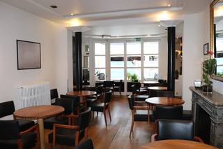 In het centrum van de gemeente Boom vinden we deze handelswoning. Het gebouw bestaat uit een gelijkvloerse handelsruimte (op heden verhuurd een bloeiende tearoom - een gevestigde waarde in de gemeente Boom) en een duplex appartement (op heden verhuurd). Het is gelegen in het commerciële centrum van Boom en met een vlotte bereikbaarheid naar de A12 Antwerpen-Brussel.<br /><br />De handelsruimte bestaat uit de effectieve handelsruimte, keuken, berging en toiletten. Daarnaast beschikt deze handelsruimte over een kelder en een ruim terras aan de straatzijde. In 1990 genoot deze ruimte nog over een grondige vernieuwing en recent werden er ook nog zonnepanelen geplaatst.<br /><br />Het duplex appartement beschikt over een aparte inkom en bevindt zich op de eerste en tweede verdieping van het gebouw. Dit appartement werd volledig gerenoveerd in 2020 en bestaat uit: 1e verdieping: hal, toilet, woonkamer, keuken, wasplaats, terras; 2e verdieping: hal, badkamer, 2 slaapkamers waarvan één met mezzanine en ingemaakte kasten.<br /><br />Voorts beschikt het appartement over volgende troeven: gunstig EPC (label A (handelsruimte) &amp; label B (appartement), conforme elektriciteit en is het asbestveilig.<br /><br />Maak nu uw afspraak via info@leximmo.be of 03/459.99.99. 