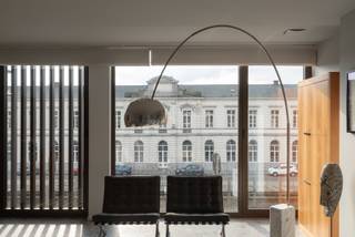 Op zoek naar een volledig afgewerkte hoogwaardige nieuwbouwwoning aan 6 % BTW*. Dan is dit een mooie opportuniteit <br /><br />Deze woning met een bewoonbaar opp. maar liefst 280 m2, in high-end architectuur heeft een eigen lift (rolstoeltoegankelijk) van het gelijkvloers tot op de derde verdieping. <br /><br />Op het gelijkvloers: de inkomhal (+ toilet), aan de straatzijde een lichtrijke ruimte, ideaal voor wie op zoek is naar een bureel of praktijkruimte voor vrij beroep, een (ingerichte) badkamer, berging en extra (slaap)kamer. Door de polyvalente inrichting biedt deze verdieping een opportuniteit voor wie o.a. gelijkvloers (rolstoeltoegankelijke) (groeps-)praktijkruimte, kantoorruimte..... zoekt.<br />Er is mogelijkheid om de woning volledig afwerkt aan te kopen met onderstaand vermelde hoogwaardige en stijlvolle afwerking zoals foto's (van naastgelegen afgewerkte woning) in deze advertentie. Vermelde prijs is afgewerkt opgeleverd. <br /><br />Op de 1e verdieping een open keuken + woonruimte van waaruit u toegang heeft tot het ruime terras <br />De twee verdieping omvat een zithoek , ruime slaapkamer, badkamer en afzonderlijk toilet. <br />Vanop de 3e verdieping heeft U vanuit de lichtrijke slaapkamer met dressing, douchekamer, .... toegang tot het terras. <br /><br />Momenteel kan deze woning nog "casco" aangekocht worden en de indeling aangepast worden naar uw wensen. Prijs op aanvraag*<br /><br />Interesse in een bezoek of graag bijkomende info? <br />Contacteer Pieter Cardoen op 0475 361252. <br /><br />*Contacteer ons i.v.m. de voorwaarden.