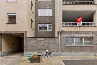 <p>Ruim appartement van 107 m² in een rustige straat in het centrum van Mechelen.</p>

<p> </p>

<p>Dit appartement combineert comfortabel wonen met een centrale ligging in Mechelen, vlak bij winkels, scholen en openbaar vervoer. Dankzij de rustige straat geniet u hier van aangenaam wooncomfort midden in de stad. Met een bewoonbare oppervlakte van 107 m² biedt het appartement een praktische indeling en veel leefruimte. De twee terrassen van telkens 15 m² zorgen bovendien voor extra buitenruimte om te ontspannen. Een ideale opportuniteit voor wie ruim en centraal wil wonen in Mechelen.</p>

<p> </p>

<p>Belangrijkste ruimtes:<br />• Ruime woonkamer met aangename lichtinval<br />• Open keuken uitgerust met elektrische kookplaat, koelkast, microgolfoven, vaatwasser, dampkap en enkele spoelbak<br />• 2 volwaardige slaapkamers<br />• Badkamer met douche en dubbele wastafel in meubel<br />• Apart toilet met handenwasser<br />• Berging met aansluiting voor wasmachine en droogkast, technische ruimte, verwarmingsketel en ventilatiesysteem<br />• 2 terrassen van telkens 15 m²</p>

<p> </p>

<p>Mogelijkheid tot aankopen van:<br />• Parkeerplaats binnen voor €35.000<br />• Parkeerplaats buiten voor €30.000</p>

<p> </p>

<p>Troeven:<br />• Rustige straat in het centrum van Mechelen<br />• Ruim appartement van 107 m²<br />• Twee ruime terrassen van telkens 15 m²</p>