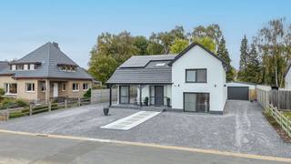 <p>Bij ImmoFusion 7/7 “open huis” : klik op onze 3D-TOUR.</p>
<p>Ervaar vastgoed alsof je er zelf doorloopt!<br /><br /></p>
<p>Stap binnen in deze prachtig gerenoveerde woning uit 2024, gelegen in een rustige doodlopende straat langs het kanaal van Beringen. Met een bewoonbare oppervlakte van 256 m² op een perceel van 758 m² voelt dit huis als quasi nieuwbouw, maar met de charme van een ruime villa die direct instapklaar is.<br /><br /></p>
<p>Bij binnenkomst wordt u verwelkomd in een ruime, lichte inkomhal met een praktische vestiairekast. Aan de voorkant bevindt zich een bureau dat perfect kan dienen als kantoorruimte of als gelijkvloerse zesde slaapkamer van 17 m². Vanuit de hal loopt u door naar de royale open leefruimte van in totaal 60 m², waarin de woonkamer, eetruimte en de riante keuken naadloos in elkaar overvloeien. Grote ramen zorgen voor een overvloed aan natuurlijk licht, en vanuit de keuken heeft u zicht op de volledig aangelegde en omheinde tuin. De keuken, volledig vernieuwd in 2024, combineert modern design met een praktische indeling en biedt alles wat een kookliefhebber zich kan wensen.</p>
<p>De woning beschikt over drie badkamers, elk met een toilet, waardoor comfort en privacy gegarandeerd zijn voor het hele gezin. Aan de achterzijde werd een overdekt terras met glazen schuifwanden omgevormd tot extra leefruimte, ideaal om het hele jaar door van buiten te genieten. De ruime garage biedt daarnaast volop opslagruimte en praktische mogelijkheden.<br /><br /></p>
<p>Op de bovenverdieping bevinden zich vijf ruime slaapkamers en 1 dressing, elk met veel lichtinval. Alles in dit huis ademt kwaliteit: PVC-ramen en -deuren met dubbel glas, een volledig nieuw dak en energiezuinige voorzieningen met EPB-label A en een E-peil van 42. Zonnepanelen maken het plaatje compleet en zorgen voor een duurzaam en kostenbewust wooncomfort.<br /><br /></p>
<p>Gelegen aan een rustige, doodlopende straat aan het kanaal, biedt deze villa de perfecte balans tussen rust en bereikbaarheid. De volledig aangelegde en omheinde tuin zorgt voor privacy en veiligheid, ideaal voor kinderen of huisdieren. Dankzij de ruime indeling, hoogwaardige afwerking en moderne voorzieningen is dit huis geschikt voor gezinnen, thuiswerkers en iedereen die comfort, stijl en functionaliteit zoekt.<br /><br /></p>
<p>Pluspunten</p>
<ul>
<li>Volledige renovatie in 2024 = alles is nieuw!</li>
<li>Mogelijkheid tot 6 slaapkamers of aparte dressing</li>
<li>Ruim perceel van 758 m², volledig omheind en aangelegd</li>
<li>Straatbreedte van 20 meter = statig en ruim vooraanzicht</li>
<li>EPB-label A, E-peil 42 en zonnepanelen aanwezig</li>
<li>Gelegen in een rustige doodlopende straat aan het kanaal</li>
<li>Ruime garage en extra leefruimte via overdekt terras met glazen schuifwanden</li>
<li>Moderne afwerking met PVC ramen/deuren en nieuw dak</li>
</ul>
<p>Voor een bezoek of meer info, bel ons op 078/78.78.70, of kom gerust langs op ons kantoor. Steeds welkom!</p>