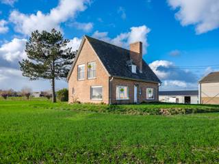 e koop: karaktervolle open bebouwing in Alveringem, landelijk gelegen met weids uitzicht.
<p> </p>
<p>Deze woning uit het begin van de 20e eeuw biedt een unieke kans voor wie op zoek is naar rust, ruimte en een renovatieproject met potentieel. Gelegen in de Hoogstadestraat, geniet u hier van een landelijke omgeving met prachtige verzichten. Met drie volwaardige slaapkamers en een goede verbinding naar omliggende dorpen en steden, is dit een ideale gezinswoning. Het pand vraagt om modernisering, waardoor u het volledig naar eigen smaak kunt inrichten.</p>
<p> </p>
<p>Belangrijkste ruimtes:<br />• Living met veel lichtinval en zicht op de omgeving<br />• Eetkamer aansluitend op de keuken<br />• Functionele keuken met toegang tot berging<br />• Drie slaapkamers met voldoende ruimte voor gezin of gasten<br />• Badkamer met basisvoorzieningen<br />• Inkomhal die toegang geeft tot de verschillende leefruimtes<br />• Kelder voor extra opslag<br />• Apart toilet</p>
<p> </p>
<p>Troeven:<br />• Landelijke ligging met weids uitzicht<br />• Drie slaapkamers<br />• Goede verbinding en te renoveren naar eigen smaak</p>
<p> </p>
<p>Neem vandaag nog contact op met uw makelaar voor een bezoek.</p>
<p> </p>
<p>JOUW DROOMHUIS. ZO GEVONDEN!</p>