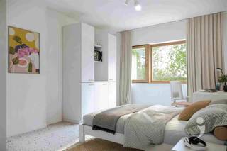 <p><span>Kamer met eigen sanitair en een evenwichtige, efficiënte indeling. Gericht op comfortabel dagelijks gebruik en vlotte verhuur.<br />Gelijkvloers gelegen, met toegang tot de gemeenschappelijke keuken en de gedeelde voorzieningen.<br />De unit maakt deel uit van Studentenresidentie </span><span>Burgemeester</span><span>: een hoogwaardig studentenproject met 41 kwalitatieve studentenkamers en studios in de Blijde Inkomststraat in Leuven, op wandelafstand van faculteiten, station en het stadscentrum. </span></p>