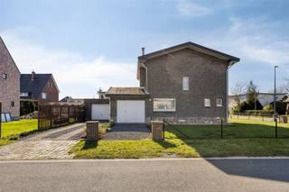 Goed onderhouden, rustig gelegen open bewoning op een hoekperceel van 500 m². Indeling: Ruime inkomhal met apart toilet, zonnige living,...