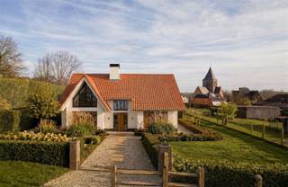 <p>Op zoek naar de perfecte locatie voor het creëren van uw droomwoning?<br />Deze unieke bouwgrond met een totale oppervlakte van maar liefst 17a31ca is gelegen in het landelijke Rozebeke en biedt een combinatie van rust, ruimte en groen. De afbeelding toont een mogelijke invulling van het perceel en werd digitaal gevisualiseerd ter inspiratie. Zij geeft geen weergave van de huidige toestand en kunnen enkel gerealiseerd worden mits naleving van de toepasselijke regelgeving en voorschriften.<br /> </p><p>Deze bouwgrond geeft u de mogelijkheid een open bebouwing te realiseren waar u geniet van een adembenemend verzicht over het omliggende landschap.<br />De ligging te Rekelberg in Zwalm garandeert privacy en wooncomfort, ver weg van de drukte maar toch vlot bereikbaar.</p><p>De belangrijkste geldende voorschriften luiden als volgt:<br /> - Maximale bouwdiepte: 12m<br /> - Maximale kroonlijsthoogte: 6m<br /> - Zijdelingse bouwvrije stroken: minimaal 4m<br /> - Voortuinstrook: minimaal 5m</p><p>Bent u op zoek naar de perfecte locatie voor het realiseren van uw droomwoning? Dan is dit perceel absoluut een bezoek waard!</p>