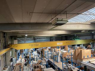 <p>Gelegen in het industrieterrein van Wauthier-Braine, biedt dit professionele complex ongeveer <strong>1.845 m²</strong> op een volledig omheind perceel van <strong>6.557 m²</strong> met <strong>3 aparte toegangen</strong>. Strategisch gelegen nabij de E19, Brussel en belangrijke internationale routes.</p>
<h3><strong>Belangrijkste kenmerken</strong></h3>
<p><strong>Kantoren – ± 735 m²</strong></p>
<ul>
<li>
<p>Lichte en flexibele werkruimtes</p>
</li>
<li>
<p>Mogelijkheid tot opsplitsing in twee afzonderlijke units</p>
</li>
<li>
<p>Ontvangst, sanitaire voorzieningen, directe toegang tot magazijnen</p>
</li>
<li>
<p>Personeelswoning (± 75 m²)</p>
</li>
</ul>
<p><strong>Magazijnen – ± 1.110 m²</strong></p>
<ul>
<li>
<p>Twee onderling verbonden hallen</p>
</li>
<li>
<p>Hoge plafonds</p>
</li>
<li>
<p>Grote sectionale poorten</p>
</li>
<li>
<p>Geschikt voor showroom + opslag</p>
</li>
</ul>
<h3><strong>Belangrijkste voordelen</strong></h3>
<ul>
<li>
<p>Goede zichtbaarheid in een gewild industrieterrein</p>
</li>
<li>
<p>Makkelijke toegang voor vrachtwagens</p>
</li>
<li>
<p>Parking voor ± 30 voertuigen</p>
</li>
<li>
<p>Veilig, volledig omheind perceel</p>
</li>
<li>
<p>Ideaal voor logistiek, ambacht, commerciële of gemengde activiteiten</p>
</li>
</ul>
<p>Een zeldzame kans in de regio, perfect om uw bedrijf uit te breiden in een dynamische en goed verbonden omgeving.</p>