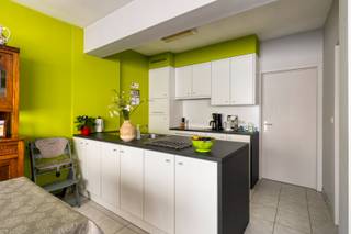 Opbrengsteigendom gelegen in de hoofdwinkelstraat van Tielt.<br /><br />Dit investeringspand is ingedeeld in 3 appartementen en bewoond door trouwe huurders.<br /><br />Ook werd alles correct onderhouden en het gebouw bevindt zich in propere en verzorgde staat. Tien jaar terug werden er ook enkele renovatiewerken uitgevoerd.<br /><br />Indeling:<br />Gemeenschappelijke inkomhal met toegang tot de kelder.<br />Gelijkvloers appartement: bruikbare vloeroppervlakte 95 m², 2 slaapkamers, EPC C <br />Appartement eerste verdieping: bruikbare vloeroppervlakte 92 m², 2 slaapkamers, EPC B<br />Appartement tweede verdieping: bruikbare vloeroppervlakte 92 m², 2 slaapkamers, EPC B<br /><br />Totale huurinkomsten: € 19.800/jaar<br />Onroerende voorheffing: € 2.759/jaar<br /><br />Wenst u een bezoek aan dit pand of meer informatie? Contacteer ons gerust.