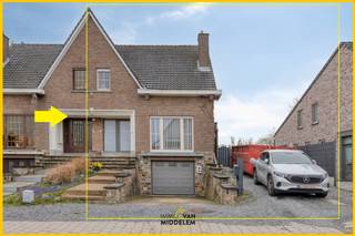 Immo Van Middelem stelt u deze deels GERENOVEERDE en ENERGIEZUINIGE gezinswoning voor, gelegen op een ruim perceel van ca. 13a77ca.Deze woning werd...