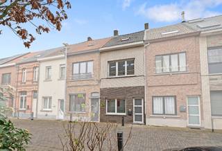  INSTAPKLARE GEZINSWONING MET TUIN EN 4 SLPK IN DOODLOPENDE STRAAT VLAK AAN DE FIETSROUTE Hal, ruime voorplaats ( bureel / slaapkamer / hobbyruimte )...