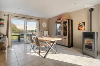 <p><span>Grotendeels gerenoveerde woning met prachtige tuin.</span></p><p><span>Op zoek naar een instapklare woning met ruimte, comfort én een prachtige tuin? Deze grotendeels gerenoveerde woning combineert hedendaags wooncomfort met een warme en aangename sfeer.</span></p><p><span>De woning beschikt over een </span><span>ruime leefruimte met pelletkachel</span><span>, een </span><span>recente en volledig ingerichte keuken</span><span> en een praktische wasplaats. De woning telt </span><span>3 slaapkamers</span><span>, aangevuld met een </span><span>bureau</span><span>, ideaal voor thuiswerk of als hobbyruimte. De badkamer is uitgerust met zowel een </span><span>bad als een douche</span><span>.</span></p><p><span>Ook op vlak van comfort is aan alles gedacht. In de </span><span>masterbedroom en leefruimte is airconditioning voorzien</span><span>, terwijl de woning wordt verwarmd op aardgas.</span></p><p><span>Een absolute troef is de </span><span>prachtige tuin</span><span>, waar volop ruimte is om te genieten van het buitenleven. In de tuin bevindt zich bovendien een </span><span>echte mancave</span><span>, perfect als ontspanningsruimte of gezellige plek om vrienden te ontvangen.</span></p><p><span>Troeven op een rij:</span></p><ul><li><span>Grotendeels gerenoveerde woning</span></li><li><span>3 slaapkamers</span></li><li><span>Bureau</span></li><li><span>Badkamer met bad én douche</span></li><li><span>Recente, volledig ingerichte keuken</span></li><li><span>Ruime leefruimte met pelletkachel</span></li><li><span>Airco in masterbedroom en leefruimte</span></li><li><span>Praktische wasplaats</span></li><li><span>Prachtige tuin</span></li><li><span>Unieke mancave in de tuin</span></li><li><span>EPC-label C</span></li><li><span>Elektrische installatie conform</span></li><li><span>Verwarming op aardgas</span></li></ul><p><span> </span></p><p><span>Een woning met karakter, comfort en een tuin die garant staat voor jarenlang woonplezier. Zeker een bezoek waard!</span></p>