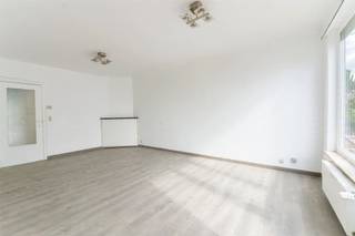 <p>Dit ruime appartement op de eerste verdieping combineert licht en ruimte en biedt een solide basis om naar eigen smaak op te frissen.</p><p>🏡 Indeling &amp; wooncomfort<br />Het appartement beschikt over drie slaapkamers en een ruime, lichtrijke leefruimte. De keuken is praktisch ingedeeld en geeft toegang tot een terrasje! </p><p>🔌 Energie &amp; technische informatie<br />EPC: C<br />Elektriciteit conform</p><p>📍 Ligging<br />Gelegen in de straat van een basisschool en een warme bakker, op een steenworp van het centrum van Borsbeek. Vlot bereikbaar en nabij winkels en openbaar vervoer, waardoor alles binnen handbereik is.</p><p>Wenst u meer informatie of had u graag een bezichtiging gewenst? Info@markasa.be<span></span> of 03/827.72.92</p>