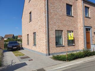 <p>Deze ruime en moderne nieuwbouwwoning (2 jaar oud) is gelegen in Kastel.  Indeling : <span>voortuintje, oprit langs de woning, tuin met tuinhuis, terras.  Binnen : inkom, toilet, living, ingerichte keuken, berging.</span><br /><span>1e VD : 3 slaapkamers, toilet, badkamer, 2e VD : zolder.  De woning is instapklaar en beschikbaar op 1/10/2026.  Het betreft hier een BEN woning, EPC score : -10 kWh/m²jaar.  Ref. EPB : 42008-G-OMV2022057824 I EPO8958/A001/D0l/5D001.  Alle moderne technieken zijn aanwezig (warmtepomp, vloerverwarming, ventilatiesysteem, regenwaterput,...).  Voor info of bezoek, gelieve te mailen naar is.waasmunster@skynet.be of tel. 0495/733419. </span></p>