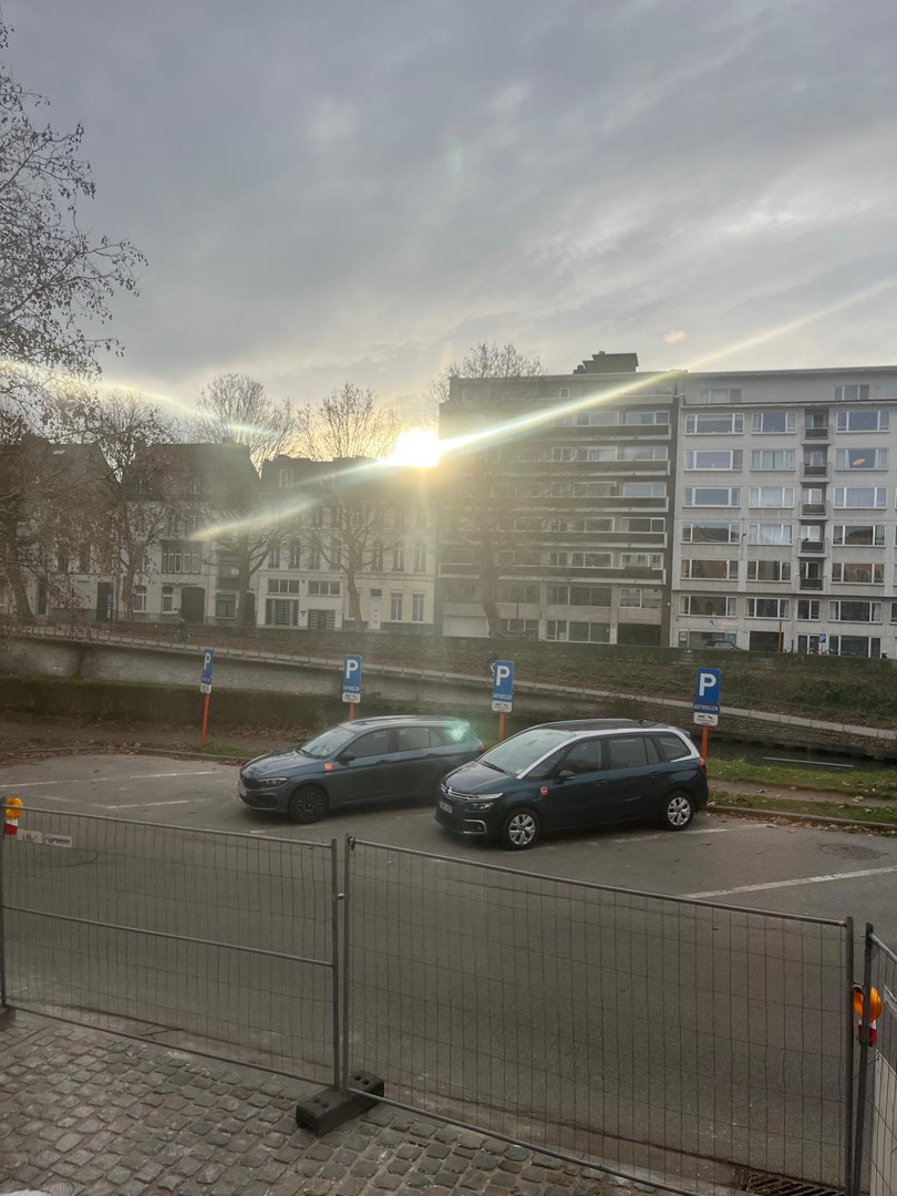 Gerenoveerd appartement met 2 slpk en koer aan de Coupure - foto 2