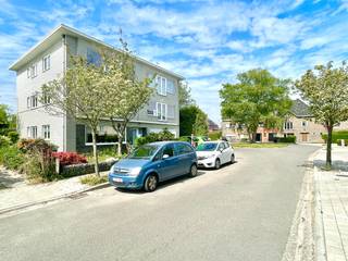Lichtrijk en ruim appartement op de eerste verdieping van deze kleine residentie in rustige residentiële woonbuurt; Zeer goede locatie nabij alles wat men nodig heeft aan winkels, bank, bakker, openbaar vervoer enz.. Toegang via een comfortabele traphal (geen lift in gebouw); 84 m² + terras met plaats voor tafel en stoelen; Indeling: inkomhall, apart toilet, badkamer met douche en wastafel (met aansluiting wasmachine); Keuken met alle comfort: kookplaat, koelkast, oven, afzuigkap en ruime woonkamer met plaats voor salon en eetplaats, nachthal naar 2 slaapkamers waarvan 1 met doorgang naar het terras; Overal Centrale verwarming op aardgas; dubbele beglazing in kunststof; Vooraan het gebouw hoort bij het appartement een garage alsook een extra berging; Beschikbaar: onmiddellijk; Borg: 3 maanden; Hoofdverblijf te vestigen; Huurprijs: 895 EUR + 30 EUR kosten gemene delen per maand. Epc C/ 228; Info en bezoek: info@elet.immo (dank om uw gsm nr te vermelden aub).