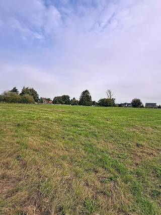 Superbe terrain d'environ 65 ares 90 en plein cœur du charmant village de Crehen (Hannut) bénéficiant d'une situation stratégique à proximité...