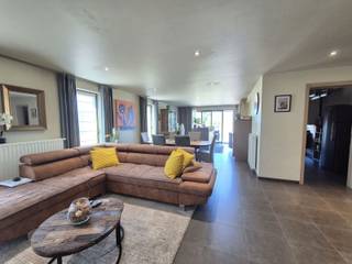 Bezoeken kunnen niet telefonisch ingepland worden, huurprofiel is verplicht: klik op BEZOEK AANVRAGEN via de volgende link: https://www.albert.immo/listing/flat-for-rent-9520-sint-lievens-houtem-7800828 en maak een huurprofiel aan. Je zal een uitnodiging krijgen voor een bezoekmoment op 20/08 vanaf 17:30 tot 18:00. <br /><br />Bent u op zoek naar een ruim gelijkvloers appartement met 2 slaapkamers in Sint-Lievens-Houtem? Zoek niet verder! Dit gelijkvloers appartement met een bewoonbare oppervlakte van maar liefst 126 m² heeft alles wat u nodig heeft. <br /><br />Indeling: <br />- Inkomhal <br />- Woonkamer en eetkamer <br />- Volledig uitgeruste open keuken <br />- Ruime berging <br />- 2 slaapkamers <br />- Badkamer met douche <br /><br />Bijzonderheden: <br />- 2 terrassen <br />- Aparte berging in de garage <br />- Geen gemeenschappelijke kosten<br />- 2 parkeerplaatsen in de ondergrondse garage <br /><br />Mis deze kans niet en vraag nu uw bezoek aan! <br /><br />Bij Albert kom je thuis!
