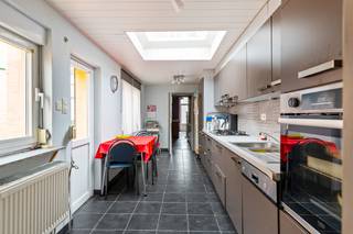Rustig gelegen woning in een aangename woonomgeving! Dit huis bevindt zich in een rustige straat, tevens op wandelafstand van verschillende winkels, scholen & het openbaar vervoer. De oprit van de A12 Antwerpen-Brussel ligt op slechts 7 min. rijden. Deze woning dient gerenoveerd te worden: Het dak werd deels geïsoleerd en er zijn nog een paar ramen met enkele beglazing. Doch heeft dit eigendom als EPC Label een C (geen plicht). De indeling is als volgende: -1: een KELDER; GLVL: een inkomhall, een woonkamer, een ingerichte keuken en een ingerichte badkamer; 1eV: een traphall en 2 slaapkamers; 2eV: de 3e ruime slaapkamer. Verder beschikt dit huis over een koer & achtertuin met uitweg voor auto, bouw van garage is mogelijk!<br /><br />Voor meer informatie of een bezichtiging ter plaatse, kan u ons contacteren via 03 459 99 99 of info@leximmo.be!