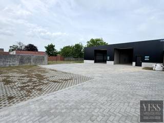 <h3>2 kwalitatieve nieuwbouwloodsen met parkeerplaats!</h3>
<p>Ontdek deze 2 functionele en duurzaam afgewerkte nieuwbouwloodsen, ideaal voor opslag, atelier, showroom of ambachtelijke activiteiten. Beide units zijn uitgerust volgens hedendaagse normen en bieden een uitstekende combinatie van ruimte, veiligheid en comfort. De loodsen zijn bestemd voor niet-hinderlijke bedrijven, kleine en middelgrote ondernemingen.</p>
<h4><span><strong>Loods 1 – 216,16 m² + P9</strong></span>: <strong>€275.000 excl. kosten</strong></h4>
<h4><span><strong>Loods 2 – 195,83 m² + P10</strong></span>: <strong>€275.000 excl. kosten<br /><br />Mogelijkheid extra parking P 8: 9000€ excl. kosten</strong></h4>
<h3>Troeven:</h3>
<ul>
<li>Geen WVI grond</li>
<li>Brandklasse C</li>
<li>Inclusief RWA-installatie</li>
<li>Duurzaam groendak</li>
<li>Bij elke loods inbegrepen: 1 privatieve buitenstaanplaats voor de loods</li>
<li>Mogelijkheid tot aankoop van extra staanplaats(en)</li>
<li>Geschikt voor diverse professionele doeleinden</li>
<li>Ruime regenwaterputten</li>
</ul>
<p>Dankzij de kwalitatieve afwerking en praktische indeling vormen deze loodsen een interessante investering voor eigen gebruik of verhuur.</p>
<p>Interesse? Contacteer ons vrijblijvend voor meer info of een bezoek ter plaatse.<br />Info@yess-vastgoed.be / 050 33 59 03</p>