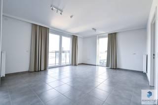 Deze nieuwbouw-assistentiewoning situeert zich in de klassevolle Residentie "Curaremos", rustig gelegen in het centrum van Tielt.<br />Hier kan men volledig zelfstandig wonen met de aanwezigheid van een woon-assistent en een conciërge. <br /><br />Deze serviceflat omvat een inkom. ruime woonkamer, open keuken ( keramische kookplaat, dampkap, koelkast met vriesvak, oven, enkele spoelbak en vaatwasser). Naast de keuken is er een aparte berging, eetplaats, leefruimte met veel natuurlijk lichtinval en terras. Kleine slaapkamer en grote slaapkamer met aansluitend de badkamer ( inloopdouche, lavabomeubel en toilet). <br />De serviceflat beschikt over een aangename en lichtrijke leefruimte met terras en open zicht.<br />Op de bovenste verdieping is er een gemeenschappelijke ontmoetingsruimte met kitchenette en ruim terras. <br /><strong> </strong><br />Alle ruimtes zijn uitgerust met een noodoproepsysteem, wanneer je in nood verkeert komt er snel professionele verpleegkundige ondersteuning. <br /><br />Ook is er een mogelijkheid tot het aankopen van een ondergrondse beveiligde  <span>autostaanplaats, deze is toegankelijk met een automatische poort. Vraagprijs = 22.000 euro Excl kosten. Er is tevens een private kelderberging voorzien in de prijs.</span><br /><br /><strong>Mogelijkheden en voorzieningen:</strong><br />- Gemeenschappelijke ontspanningsruimtes en terras<br />- Noodknoppen met een oproepsysteem in elke leefruimte, slaapkamer en badkamer<br />- Alle ruimtes zijn rolstoeltoegankelijk<br />- ruime lift<br />- Ondergrondse garage + fietsenberging<br />- 24 UUR OP 24 UUR EN 7 DAGEN OP 7 ZORGVERLENING <br /><br /><u><strong>Ook ideaal als investering/opbrengsteigendom en toekomstperspectief:</strong></u><br />- Huidige dagprijs is 44,38 EUR en bevat de woonvergoeding, dienstverlening (o.a. de noopoproepen, woonassistent,..) en syndic.<br /><br />RICHTPRIJS 248.000 EUR: Elk bod wordt voorgelegd aan de eigenaars, die al dan niet kunnen ingaan op dit aanbod.<br /><br />Aarzel niet om ons te contacteren en plan uw bezoek in via 050 550 750 of info@perspectiefvastgoed.be