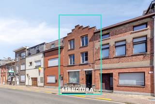 Welkom in deze verzorgde gezinswoning, rustig gelegen nabij het centrum van Willebroek. Met een bewoonbare oppervlakte van ca. 130 m², een praktische indeling en drie volwaardige slaapkamers, aangevuld met een extra bureau, dressing of kinderkamer, biedt deze woning alle ruimte om comfortabel te wonen.Bij het binnenkomen wordt u verwelkomd in een aangename leefruimte waar zithoek en eetplaats naadloos in elkaar overvloeien. Dankzij de grote raampartijen geniet u hier van een mooie natuurlijke lichtinval, wat zorgt voor een aangename woonomgeving.De keuken is functioneel ingericht, maar biedt de nieuwe eigenaar de kans om ze volledig naar eigen smaak en hedendaagse woonwensen te renoveren.Op de verdiepingen bevinden zich drie ruime slaapkamers, aangevuld met een extra kamer die perfect dienst kan doen als bureau, dressing, hobbyruimte of kinderkamer. Ook de badkamer bevindt zich op deze verdieping en is praktisch ingericht met alle nodige voorzieningen.Ook buiten heeft deze woning heel wat te bieden. De aangename tuin met terras vormt de ideale plek om te genieten van zonnige dagen, een barbecue met vrienden of een rustig moment in alle rust.De woning is gelegen op een perceel van 2 are 10 centiare (210 m²), op een gunstige locatie vlak bij het centrum van Willebroek. Winkels, scholen, openbaar vervoer en belangrijke invalswegen bevinden zich op korte afstand, waardoor u geniet van een uitstekende combinatie van rust en bereikbaarheid.Bent u op zoek naar een betaalbare gezinswoning met een praktische indeling en het potentieel om de keuken volledig naar eigen smaak te vernieuwen? Dan is deze woning beslist een bezoek waard.Bestuursmaatregelen in het maatregelenregister: nee