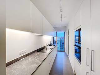 Ontdek dit prachtige 3-slaapkamerappartement in de Parkdreef 48 (Tour & Taxis), 1000 Brussel.De inkomhal is voorzien van ingebouwde kasten...