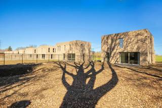 <p><span><strong>HALLE</strong></span> - Deze eengezinswoning in het project Groenhof biedt een ideale woonomgeving voor gezinnen die op zoek zijn naar ruimte, comfort en duurzaamheid. Gelegen in een rustige residentiële wijk geniet de woning van een aangename omgeving, terwijl ze toch dicht bij het stadscentrum en de belangrijkste verbindingswegen ligt.</p>
<p>De woning biedt lichtrijke en functionele leefruimtes, met een gezellige woonkamer, een open keuken en een directe toegang tot het terras en de privatieve tuin. Op de verdiepingen bevinden zich meerdere comfortabele slaapkamers, zodat elk gezinslid over zijn eigen ruimte beschikt, evenals een volledig uitgeruste badkamer.</p>
<p>Dankzij performante technische installaties, zoals een geothermische warmtepomp, vloerverwarming, ventilatiesysteem D en zonnepanelen, garandeert de woning een optimaal thermisch comfort en een laag energieverbruik. Bovendien kan de woning aangepast worden aan uw voorkeuren, met begeleiding van een toegewijde adviseur gedurende het volledige aankoopproces.</p>
<p>Verkocht onder het btw-stelsel, geniet u van een duurzame nieuwbouwwoning die ontworpen is om uw gezin op lange termijn te begeleiden.</p>
<p>Oppervlaktes worden louter ter informatie meegedeeld. Contacteer ons voor meer informatie.</p>