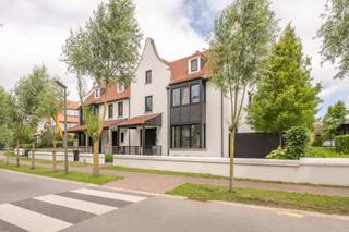 In het prestigieuze en bijzonder gegeerde Duinenwater bevindt zich deze uitzonderlijke koppelvilla, waar hedendaagse architectuur, verfijnde materialen en een ongeëvenaard wooncomfort samenkomen. De residentiële ligging, op een steenworp van de toekomstige golfsite, onderstreept het exclusieve karakter van deze unieke eigendom.<br />Bij het betreden van de woning wordt u verwelkomd in een stijlvolle inkomhal die leidt naar een royale, lichtrijke leefruimte. Grote raampartijen zorgen voor een overvloed aan natuurlijk licht en creëren een naadloze verbinding met de fraai aangelegde tuin. De elegante parketvloeren en de hoogwaardige afwerkingsgraad verlenen het interieur een warme, tijdloze uitstraling.<br /><br />De luxueus uitgeruste open leefkeuken vormt het hart van de woning en combineert een verfijnd design met optimaal gebruiksgemak. Een ideale plek om zowel in alle rust te genieten als gasten in stijl te ontvangen.<br /><br />De woning beschikt over vier volwaardige slaapkamers en drie smaakvol afgewerkte badkamers, waardoor elk gezinslid en elke gast kan genieten van optimaal comfort en privacy. Daarnaast biedt een afzonderlijk bureau de perfecte ruimte voor thuiswerk of een stijlvolle praktijk- of hobbyruimte.<br />Buiten nodigt de zorgvuldig aangelegde tuin met royaal zonneterras uit tot ontspannen in alle sereniteit. Hier geniet u van een uitzonderlijke combinatie van rust, privacy en een groene omgeving.<br /><br />Praktisch comfort is eveneens gegarandeerd dankzij de inpandige garage en twee bijkomende private autostaanplaatsen.<br />Deze exclusieve eigendom onderscheidt zich door haar hoogwaardige afwerking, royale volumes en uitzonderlijke ligging in een van de meest gegeerde woonomgevingen van Knokke-Heist. Op wandel- en fietsafstand bevinden zich winkels, sportfaciliteiten, scholen, natuur en het station, terwijl de nabijheid van de toekomstige golfsite een bijkomende meerwaarde biedt.<br /><br />Ref. V1002