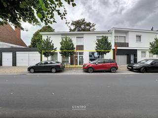 Lichtrijke kantoorruimte te huur in centrum Roeselare. Kan ook perfect dienst doen als praktijk of handelsruimte (kiné, schoonheidssalon, ... ) <br /><br /><u><strong>INDELING:</strong></u><br /><em><u>Gelijkvloers:</u></em><br />Mooie inkomhal met uitstraling - 2 lichtrijke open ruimten van elk ± 50m² - grote ramen aan de straatkant - 2 aparte toiletten met afzuiging en lavabo. <br /><br /><u><strong>AFWERKING:</strong></u><br />Gepolierde betonvloer - gepleisterde wanden - rolgordijnen op maat. <br /><br /><u><strong>NUTSVOORZIENINGEN: </strong></u><br />Elektriciteit (aparte teller) - CV via airco warm/koud (gestuurd door warmtepomp) - draadloos internet/telefonie - stadswater, kraan in inkomhal. goed geïsoleerd - rookdetector.<br /><br /><strong><u>LIGGING:</u> </strong><br />- Centrale ligging aan de Sint-Michielskerk in Roeselare<br />- Op wandelafstand van de Grote Markt en winkelstraten van Roeselare<br />- Op 2km van R32 Ring rond Roeselare.<br />- Op 750m van station Roeselare.<br /><br /><u><em>* Opmerkingen:</em></u><br />- Onroerende voorheffing inbegrepen.<br />- Gesloten bebouwing en warmtepomp (lage energiefactuur)<br />- Onze referentie op <strong>www.centro.be</strong>: <strong>O0108</strong> of via <strong>050 70 01 02</strong> of <strong>0490 11 91 11</strong>