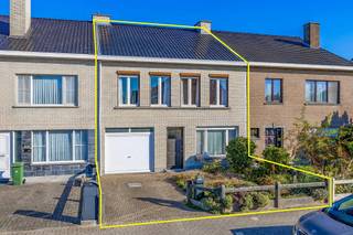 <p><span>Afspraak bezoekdag TELEFONISCH via JARI WANTE 0470/21.14.82.<br />Ontdek deze solide woning, zeer gunstig gelegen nabij alle voorzieningen zoals scholen, winkels en openbaar vervoer, en met een vlotte verbinding naar invalswegen.<br /><br />De indeling is als volgt: inkomhal, gezellige leefruimte met aansluitend de keuken en veranda. Vervolgens vinden we gelijkvloers een toilet, garage en toegang naar de droge kelder. Op de eerste verdieping vinden we drie ruime slaapkamers en een badkamer die voorzien is van een douche in bad en tweede toilet. Via een vaste trap kan u naar de zolder die ook kan ingericht worden als vierde slaapkamer.</span></p><p><span> </span></p><p><span>Een grote troef van deze woning is de sfeervolle tuin, ideaal om te ontspannen en genieten van de rust.<br /><br />EPC: 275 kWh/m²jaar – Label C</span></p><p><span>Dubbel glas met PVC en rolluiken</span></p><p><span>Cv op gas (HR-ketel van 2023)</span></p><p><span>Dak werd vernieuwd in 2008<br /><br />Alle documenten zijn te vinden op de website www.immo-zone.be</span></p><p><span> </span></p>