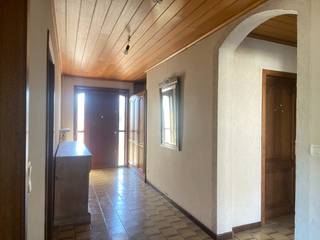 <p>Op de grens van Sint-Laureins en Bentille, deelgemeente van Kaprijke, vinden we deze goed ingedeelde <strong>bungalow</strong> op een mooi perceel. <br /><br />De centraal gelegen inkomhal vormt het hart van de woning en zorgt voor een aangename en overzichtelijke verbinding tussen de verschillende ruimtes.<br /><br />Rechts bevindt zich de leefruimte, die aansluit op de keuken en de praktische berging. Centraal in de hal is er toegang tot de badkamer. Links bevinden zich drie slaapkamers en de wasplaats.<br /><br />Via de wasplaats is er toegang tot de <strong>ruime zolderverdieping</strong>. Deze biedt heel wat mogelijkheden en kan, mits de nodige inrichting, worden benut voor bijvoorbeeld extra slaapkamers, een hobbyruimte, speelruimte, bureau of thuiskantoor. Een interessante troef voor wie vandaag voldoende ruimte zoekt, maar ook graag mogelijkheden voor de toekomst behoudt.<br /><br />De woning beschikt over <strong>een bijzonder functionele indeling</strong>, waarbij alle leefruimtes zich op één niveau bevinden. Een troef die zowel voor jonge gezinnen als voor wie toekomstgericht gelijkvloers wil wonen interessant is.<br /><br />Rondom de woning bevindt zich een aangename <strong>tuin</strong>. Via de oprijlaan, rechts van de woning, bereik je achteraan de garage en de tuinberging.<br /><br />De woning beschikt over een <strong>stevige en goed bewaarde basis</strong>. De huidige inrichting en afwerking zijn evenwel toe aan een grondige opfrissing. Dit biedt nieuwe eigenaars de mogelijkheid om de woning volledig <strong>naar eigen smaak en woonwensen te renoveren</strong> en er opnieuw een hedendaagse, comfortabele thuis van te maken. Enkele impressiefoto's van de woning na renovatie werden mee gepubliceerd. <br /><br />Interesse? Aarzel niet en contacteer ons voor een bezoek op het mailadres: info@vastgoedminnaert.be of op het nummer: 09/330.61.04. <br /><br /> </p>