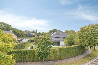 Welkom in deze uitzonderlijk ruime en energiezuinige gezinswoning aan de Kauwenberg 22. Deze houtskeletwoning met stro-isolatie en driedubbele beglazing garandeert niet alleen een uitstekend wooncomfort, maar ook een minimale ecologische voetafdruk.<br /><br />Bij binnenkomst geniet u meteen van de lichtrijke leefruimte op een stijlvolle tegelvloer. De open keuken is het hart van de woning en volledig uitgerust met moderne toestellen: vaatwasser, inductiekookplaat, oven, microgolf, dubbele spoelbak, koelkast, vrieskast én veel opbergruimte. Aansluitend vindt u een handige berging met aansluiting voor wasmachine en droogkast. De open indeling biedt bovendien ruimte voor een gezellige bureau- of speelhoek.<br /><br />Er zijn maar liefst vijf volwaardige slaapkamers op de eerste verdieping, ideaal voor een groot gezin of wie graag gasten ontvangt. De badkamer is pure verwennerij met een inloopdouche, ligbad, dubbele wastafel en een stijlvol meubel. Zowel op het gelijkvloers als de eerste verdieping is er een apart toilet met handenwasser. Extra opbergruimte vindt u op de ruime zolder, bereikbaar via een vlizotrap, waar zich ook de cv-installatie bevindt.<br /><br />Unieke pluspunten:<br />Volledig onderkelderd met automatische poort (ideaal voor fietsen, hobby’s of opslag) en buiteningang.<br /><br />Regenwaterput aangesloten op 2 toiletten, wasmachine en buitenkranen<br />Drie thuisbatterijen (capaciteit op aanvraag) voor extra energiezuinigheid<br />Ruime oprit voor meerdere wagens<br />Videofoon, alarmsysteem en vloerverwarming voor maximale veiligheid en comfort<br />Prachtige tuin met natuurlijke zwemvijver en eigen filtering, perfect voor zomerse ontspanning<br /><br />Laat u verrassen door de combinatie van modern comfort, duurzame bouw en een natuurlijke buitenbeleving. <br /><br />Kauwenberg 22 is de ideale thuis voor wie ruim wil wonen, zonder zorgen over energie of onderhoud. Plan vandaag nog uw bezoek!<br /><br />Bestuursmaatregelen in het maatregelenregister: nee