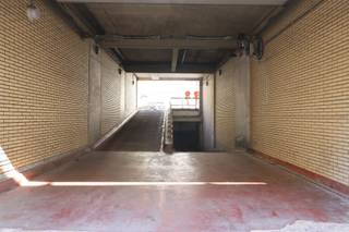 <p>Op zoek naar een parkeerplaats in de studentenbuurt? Wij bieden een bovengrondse autostaanplaats(en) aan.</p><p>Deze openlucht autostaanplaats is gunstig gelegen in een levendige en centraal gelegen studentenomgeving. Dankzij de uitstekende ligging bent u op korte afstand van campussen, openbaar vervoer en belangrijke invalswegen. Ideaal voor studenten, pendelaars of buurtbewoners die een vlot bereikbare parkeeroplossing zoeken. Een uiterst centrale locatie op wandelafstand van het historische centrum en tevens nabij grote invalswegen. Direct aan openbaar vervoer.</p><p>- 2 plaatsen beschikbaar<br />- Hovk van onbepaalde duur<br />- Automatische poort</p><p>Interesse? Vul uw gegevens in onderaan de advertentie op onze website www.sinjoor.be. De dossierverantwoordelijke neemt zo snel mogelijk contact met u op.</p>