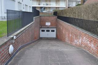 Emplacement très bien situé à Duinbergen. Cet emplacement (numéro 6) est facilement accessible et idéalement situé près de la plage d'Albert. Dimensions : 2m50 x 5m80. <br />Intéressé par cet emplacement de parking ? Contactez-nous dès aujourd'hui pour plus d'infos ou pour une visite.<br />Ref : G745
