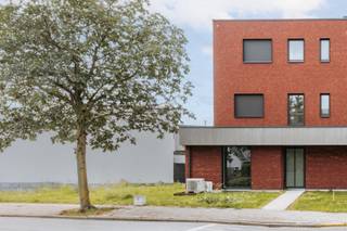 <p>!!! <span>De aangeboden prijs is inclusief BTW, registratierechten!!! </span></p><p>Op de Vremdesesteenweg 35 te Boechout bevindt zich deze energiezuinige nieuwbouwwoning, ideaal gelegen vlakbij het dorpscentrum en tegelijk aansluitend op de rustige Schaliehoevewijk, aan de rand van de Molenbeekvallei. Een locatie waar bereikbaarheid en groen harmonieus samenkomen.</p><p>De woning werd gerealiseerd met bijzondere aandacht voor duurzaam, gezond en toekomstgericht wonen. Moderne bouwtechnieken worden hier gecombineerd met het gebruik van natuurlijke en ecologisch verantwoorde materialen, wat bijdraagt aan een aangenaam en stabiel woonklimaat en een uitgesproken wooncomfort. De constructie is doordacht opgebouwd, met oog voor circulair bouwen en een doorgedreven isolatie.</p><p>Op het gelijkvloers vinden we de inkomhal met ruime berging/technische ruimte en gastentoilet. Via een steel‑look glazen deur kom je in de lichtrijke leefruimte met open, volledig uitgeruste keuken en kookeiland. Grote raampartijen zorgen voor een sterke connectie met de tuin.</p><p>De eerste verdieping omvat een master bedroom, een apart bureel (of extra slaapkamer), een afzonderlijk toilet en een badkamer met inloopdouche. Op de tweede verdieping bevinden zich nog twee slaapkamers, een tweede badkamer en apart toilet.</p><p>-<span>           </span>Uitzonderlijke energieprestatie met enorm laag energieverbruik</p><p>-<span>           </span>Zonnepanelen</p><p>-<span>           </span>Hoge afwerkingsgraad</p><p>-<span>           </span>Privé oprit (mogelijkheid tot het plaatsen van een carport)</p>
