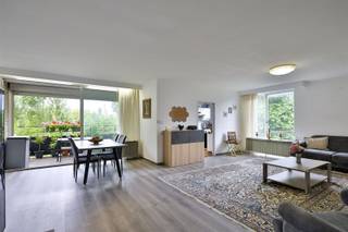 In deze mooie residentiële wijk vinden we omgeven door groen de residentie Vlinderhof met op de 5de verdieping dit ruime hoek-appartement met...