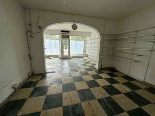 Deze karaktervolle ruimte in het centrum van Borsbeek combineert zichtbaarheid, charme en comfort. Grote etalage, veel licht, en... parkeren?...