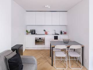 <strong>Centrum Gent – Gerenoveerde studio nabij het Sint-Annaplein</strong><br /><br /><strong>Rustig gelegen studio</strong> op een centrale locatie, achterliggend aan de Keizer Karelstraat en op <strong>wandelafstand</strong> van de Zuid en het <strong>historische stadscentrum.</strong><br /><br />De <strong>kleinschalige residentie</strong> combineert een <strong>uitstekende ligging</strong> met een bijzonder aantrekkelijke kostenstructuur. Dankzij het beperkte aantal entiteiten is een <strong>vereenvoudigd beheer </strong>mogelijk, waardoor de maandelijkse lasten zeer laag blijven.<br /><br />Het gebouw werd in <strong>2023 totaal gerenoveerd</strong>, met bijzondere aandacht voor isolatie, energiezuinigheid en esthetiek. De studio is<strong> kwalitatief afgewerkt</strong> met onder meer parketvloeren en duurzame materialen. In combinatie met de voorziene <strong>zonnepanelen</strong> resulteert dit in een <strong>uitstekende A-labe.</strong><br /><br />De gelijkvloerse studio heeft een <strong>bruto vloeroppervlakte van ca. 43 m²</strong> en beschikt over een <strong>efficiënte indeling</strong> met <strong>optimaal ruimtegebruik.</strong><br /><br /><strong>Een interessante opportuniteit als investering, voor jonge professionals of ouders van studerende kinderen die op zoek zijn naar een instapklare eigendom op een centrale locatie in Gent.</strong>
