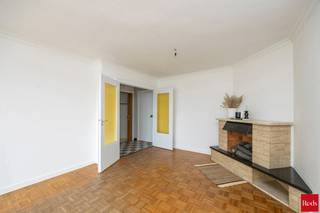 <p>Dit lichtrijke tweeslaapkamerappartement met autostaanplaats is ideaal voor wie op zoek is naar een comfortabel en betaalbaar appartement op een centrale ligging. Dankzij de directe nabijheid van openbaar vervoer, winkels, scholen en de E19 geniet u hier van een uitstekende bereikbaarheid en alle voorzieningen binnen handbereik.<br /><br />Gelegen op de tweede verdieping van een verzorgd gebouw met lift, omvat het appartement een inkomhal, een keuken uitgerust met een nieuw kookvuur en oven, en een aangename leefruimte met parketvloer, authentieke schouw en dubbele deur, wat zorgt voor extra charme en karakter. Verder zijn er twee volwaardige slaapkamers, een badkamer met bad-/douchecombinatie en wastafel, en een afzonderlijk toilet.<br /><br />Het appartement is instapklaar en heeft een gunstig EPC B (117 kWh/m²) en een conforme elektrische installatie.<br />Tot slot beschikt het appartement over een privatieve kelderberging. De autostaanplaats in de ondergrondse garage is mee aan te kopen voor €20.000.<br /><br />Interesse? Contacteer Nico voor een bezoek via 0478 012 012 of Nico@reds.be.</p>