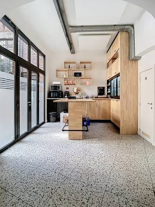 Prachtig neoclassicistisch brouwershuis (ca. 1893) in de Broederminstraat, volledig gerenoveerd met behoud van karaktervolle elementen.<br /><br />Het kantoor biedt +/- 430 m² verdeeld over drie verdiepingen, telkens met kitchenette en sanitair. Boven geniet je van een ruim terras en beneden van een gemeenschappelijke koer.<br /><br />Toplocatie in hartje Zuid: vlak bij de Troonplaats en de Leopold de Waelplaats, omringd door lunchzaken, koffiebars en winkels. Uitstekend bereikbaar via de Leien, Ring en openbaar vervoer op wandelafstand.<br /><br />EPC: X