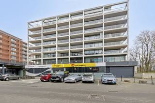 Commerciële ruimtes - baanwinkel van ca. 385 m² op topligging.De winkel is gelegen in de commerciële zone samen met onder andere...