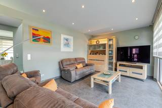 Ruime instapklare, kangoeroewoning, gelegen net buiten de Lierse vesten.<br /><br />Deze woning, met 3 slaapkamers, 2 badkamers, dubbele garage, carport als extra parkeergelegenheid en fietsenstalling achter de poort, tuin, grote tuinberging biedt u alle modern wooncomfort.<br /><br />Deze woning is ideaal voor wie op zoek is naar een ruime, energiezuinige, instapklare woning.           <br /><strong>Zonnepanelen en huisbatterij</strong> zijn een absoluut pluspunt EPC verdieping 1 en 2 is vastgelegd op <strong>53, EPC studio bedraagt   177</strong><br />Dankzij de centrale ligging, bevinden winkels, scholen, openbaar vervoer en andere voorzieningen zich op wandelafstand.<br />Een ruime gratis parking bevindt zich aan de overzijde van de straat.  Een wandeling op de Lierse vesten, een wandeling of fietstochtje (fietsknooppunt) langs het water en oase van rust vindt u vlakbij.  Net zoals winkels, scholen, openbaar vervoer en andere voorzieningen.<br /> <br />In deze kangoeroewoning het woord zegt het al, kan de studio (met ingerichte keuken en badkamer met inloopdouche) ,op het gelijkvloers onderdak bieden aan een, zoals in oorsprong voorzien was, een (eventueel)  hulpbehoevende persoon.<br />Via de trap komen we op de eerste verdieping, een aparte toiletruimte met met douche-wc,  een lichtrijke en volledig ingerichte grote leefkeuken (frigo, Amerikaanse frigo, grote inductiekookplaat, dampkap(pen), microgolfoven, oven, vaatwasser), berging,  eetruimte alsook een lichtrijke zithoek.<br /> <br />Via de leefkeuken/eetruimte kan u naar het terras vooraan de woning, ideaal om, gezien de ligging,  met 2 te genieten van lange zomerdagen.  Langs de zithoek bereikt u een groot terras aan de achterzijde van het huis.  Met de trap op dit terras kan u naar de tuin met grote tuinberging.<br />Via de centrale trap gaat u verder naar de lichtrijke 2de verdieping met 3 ruime slaapkamers, 2 badkamers (1 met ligbad en dubbele wastafel en 1 met douche en enkele wastafel.  Ook op de tweede verdieping is een apart douche-wc aanwezig.<br />Verder nog aanwezig :<br />·         Parlofoon met beeld : ja<br />·         Rolluiken, elektrisch<br />·         <strong>Vloerverwarming</strong> (aardgas, condensatieketel)<br />·         Koeling/warmtepomp<br />·         Droge kruipkelderAlle meters zijn apart voorzien ! <br />.          Aparte meters voorzien .<br /><br /><br /><br /> 