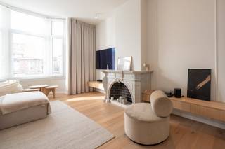 Cet appartement luxueusement rénové à vendre est situé au premier étage de la résidence Villa Cézanne à Ostende. La propriété bénéficie d'un emplacement idéal, juste à côté du magnifique parc Maria Hendrika et à quelques pas du centre-ville animé et de la plage. Les transports en commun et divers équipements sont également à proximité, ce qui garantit un confort de vie optimal dans un environnement verdoyant.Disposition :- hall d'entrée avec placards intégrés- espace de vie spacieux (33 m²) - cuisine ouverte avec finition en marbre et équipée d'appareils AEG de haute qualité : four, micro-ondes, lave-vaisselle et cuisinière à induction- grande pièce de rangement avec raccordement pour machine à laver- salle de bain avec douche à l'italienne, meuble de toilette avec lavabo et miroir lumineux et chauffant- chambre 1 (9 m²) avec accès à une terrasse- chambre 2 (10 m²) avec placards intégrés, bureau et mezzanine- terrasse (8 m²) Avantages :- entièrement rénové et en parfait état de neuf (2023)- finition aspect marbre de haute qualité et équipement haut de gamme- emplacement idéal près du parc Maria Hendrikapark, du centre-ville et de la plage- les transports en commun sont accessibles à pied- un local à vélos commun dans le bâtimentCet appartement à vendre a été entièrement rénové en 2023 et a été remis à neuf avec un souci du détail et des matériaux de haute qualité. Demandez votre visite dès maintenant !