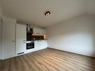 <p>Dit <strong>volledig gerenoveerde appartement</strong> biedt een moderne en frisse afwerking en is volledig instapklaar. Dankzij de aangename leefruimte en praktische indeling is dit een ideale woonst voor wie op zoek is naar <strong>comfort</strong>.</p><p>Het appartement omvat een ruime en lichtrijke leefruimte met volledig ingerichte open keuken, voorzien van de nodige toestellen. Verder beschikt het appartement over een<strong> ruime slaapkamer</strong>, een moderne badkamer met lavabo en inloopdouche en een apart toilet.</p><p>Bijhorend is er eveneens een <strong>privatieve kelderberging</strong>, ideaal voor extra opslagruimte.</p><p>Meer informatie of een bezoek ter plaatse?<br />Verhuur@connect-immo.be of 0470 59 65 44</p><p>Huurprijs: €960 + €75 voorschot gemeenschappelijke kosten + water en elektriciteit privatief.<br />Onmiddellijk beschikbaar!</p>