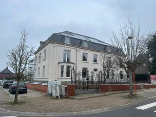 Luxe appartement op toplocatie te huur.Indelinginkom met inbouwkasten, wc met lavabo, woonkamer met open keuken met eiland en 2 terrassen, 2 ruime...