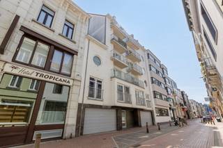 Bent u op zoek naar een instapklaar vastgoed aan de kust? Dit verzorgde appartement in een recent gebouw uit 2007 biedt de perfecte balans tussen een centrale ligging en modern wooncomfort. Gelegen op een steenworp van de gezellige markt van Blankenberge, geniet u hier van een uitstekende bereikbaarheid met zowel de wagen als het openbaar vervoer.De indeling van dit appartement is als volgt:- Inkomhal met toilet ten berging- Lichtrijke leefruimte- Open, geïnstalleerde keuken- Volwaardige slaapkamer- Badkamer voorzien van alle nodige comfort- Praktische privatieve kelderberging- Gemeenschappelijke fietsenberging met privatieve fietshaakWanneer u besluit dit pand te kopen, kiest u voor een zorgeloze investering of een fijn tweede verblijf. De centrale ligging in Blankenberge zorgt ervoor dat winkels, horeca en het strand zich op wandelafstand bevinden. Bovendien is de verkoop van dit appartement onderworpen aan het gunstige stelsel van erfpacht, wat een interessante instapprijs mogelijk maakt.Dankzij de moderne bouwdatum is het pand energiezuinig en voldoet het aan de hedendaagse normen. Of u nu op zoek bent naar een eigen stek of een opportuniteit binnen de lokale immo-markt, dit appartement in Blankenberge biedt tal van mogelijkheden.Mis deze unieke kans op een mooie verkoop niet en ontdek zelf de troeven van dit appartement in het hart van Blankenberge.Bestuursmaatregelen in het maatregelenregister: nee