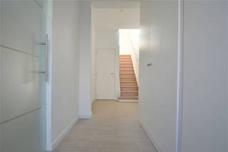 Moderne compleet gerenoveerde ruime instapklare woning met tuin Gelegen vlakbij het ziekenhuis, kortbij het centrum en diverse verbindingswegen...