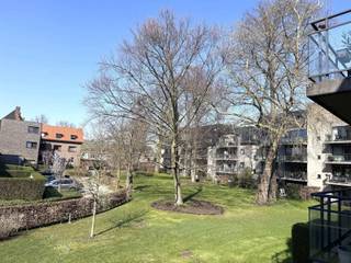 Aangenaam appartement van ca. 94m², gelegen op de eerste verdieping van het domein "KARMELIETENHOF", biedt een unieke combinatie van rust, groen...