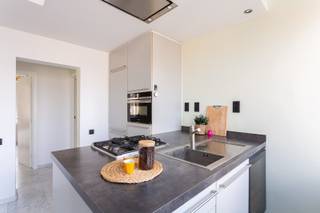 Centraal wonen in iconisch gebouw<br /><br />Locatie<br />Op de hoek van de Pelikaan- en de Vestingstraat staat het iconische beursgebouw dat de 'Internationale Diamanthandelaarsvereeniging Fortunia' liet optrekken. Recht tegenover het centraal station van Antwerpen geniet dit appartement van een uitzonderlijke bereikbaarheid. Met tram- en bushaltes in de directe nabijheid en een vlotte verbinding naar het stadscentrum, is dit de ideale uitvalsbasis voor wie mobiliteit en stadsleven wil combineren. <br /><br />Beschrijving<br />Het appartement bevindt zich op de 7de verdieping en is bereikbaar via de lift. Bij het binnenkomen valt meteen de lichtrijke leefruimte op, waar voldoende plaats is voorzien om een bureauhoek te integreren (perfect voor thuiswerk). De keuken met eetruimte biedt een aangenaam open zicht op de achterzijde, wat zorgt voor extra rust en privacy. Verder beschikt het appartement over een ruime slaapkamer met een aansluitende badkamer, wat het geheel compleet en functioneel maakt.<br /><br />Bijzonderheden<br />- Geen renovatieverplichting<br />- Maandelijkse lasten: 225 euro (incl.: voorschot verwarming, voorschot water, professionele syndicus, onderhoud lift, poetsen gemeenschappelijke delen, blokpolis, bijdrage reservefonds, afvalverzameling (huisvuil, PMD en papier) in containers en elektriciteit gemeenschappelijke delen)<br />- Bewoonbare opp. volgens EPC: 72m²<br />- Zonnepanelen ter beschikking voor de gemeenschappelijke delen<br />- Fietsenberging<br /><br />Verplichte vermeldingen<br />EPC: 358 kWh/m²<br />P-score: A<br />G-score: A<br />Stedenbouwkundige inlichtingen: Wg, Gvkr, Gvv, Gmo, Vg